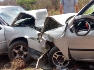 CE - Passageiro morre após colisão frontal entre dois carros na BR 222