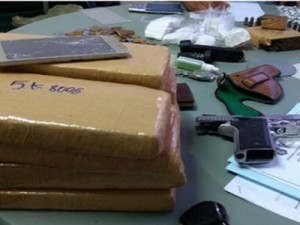 CE Polícia apreende dois adolescentes e prende quatro com nove quilos de drogas