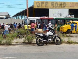 CE - Policial à paisana reage a assalto a ônibus, mata suspeito e apreende adolescente