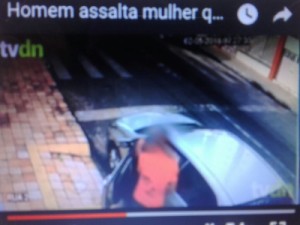 Ceará: Mulher tem carro tomado de assalto quando deixava a filha na creche