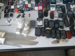 Celulares e drogas são achados após vistoria em celas de Conjunto Penal