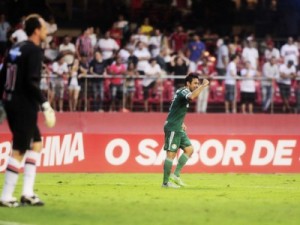 Ceni dá gol de presente a Robinho, e Palmeiras empata clássico "perdido"