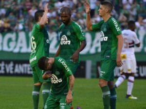 Chapecoense vence na Arena Condá, quebra jejum e afunda o São Paulo na crise