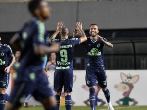 Chapecoense vence, respira e impede entrada do Santos no G-6 do Brasileirão