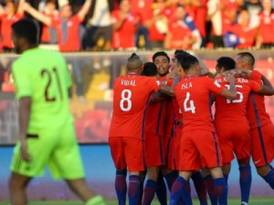 Chile complica jogo fácil, perde até pênalti, mas vence a Venezuela e pula para quarto