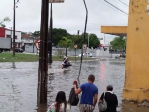 Chove cerca de 100 mm em um dia na Capital, quase metade do esperado para o mês