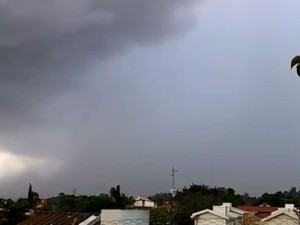 Chove em mais de 50 municípios no Ceará nesta segunda-feira de carnaval