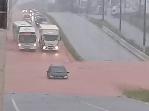 Chuva alaga ruas, invade casas e causa estragos em cidades do Sul de MG