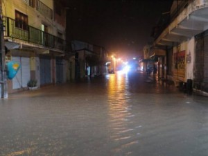 Chuva alagam ruas e isolam bairros de Quixadá