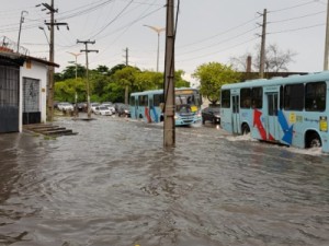 Chuva causa alagamentos e complica trânsito em Fortaleza