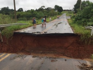Chuva causa prejuízos e bloqueia rodovias em três estados