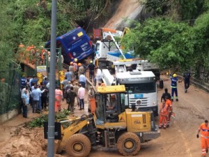 Chuva deixa 5 mortos, causa deslizamentos e quedas de árvores no Rio