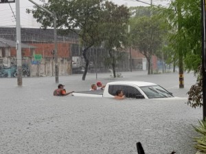 Chuva deixa caminhonete submersa em avenida, alaga ruas e derruba árvores em Fortaleza