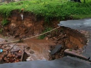 Chuva derruba árvores e abre crateras em Juazeiro do Norte