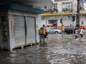 Chuva forte na manhã deste sábado (28) causa alagamentos na Capital