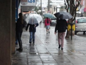 Chuva na noite festiva na devoção a Santa Luzia