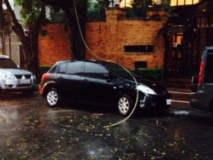 Chuva põe regiões de SP em alerta, trava linhas de trem e deixa um morto