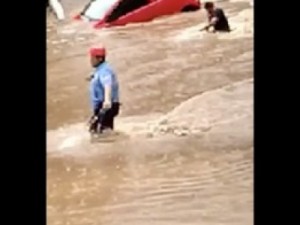 Chuva provoca alagamentos e deslizamentos em Petrópolis, RJ