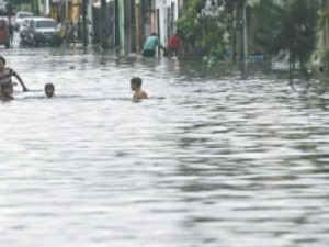 Chuvas fortes fazem Rio Cocó transbordar e inundam casas
