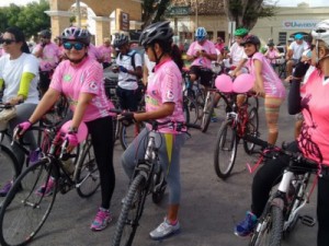 Ciclistas fazem passeio para alertar sobre o câncer de mama, no Ceará