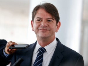 Cid Gomes é condenado a indenizar Cunha em R$ 50.000