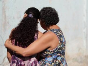 Cinco adolescentes estupram menina de 12 anos e filmam o crime na Baixada Fluminense