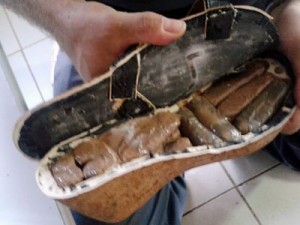 Cinco bolivianos são presos em MT com cocaína na sola dos sapatos