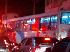 Cinco ônibus são atacados durante a noite na Grande Fortaleza