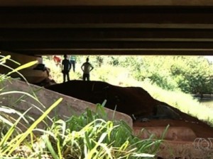 Cinco pessoas são achadas mortas debaixo de ponte em Acreúna, GO