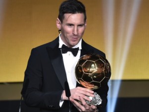Cinco vezes Messi: argentino leva a Bola de Ouro, e CR7 supera Neymar
