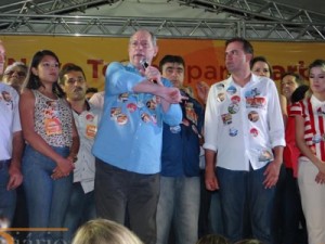 Ciro apoia Fernando em festa “Vermelha” no Alto da Alegria, em Barbalha