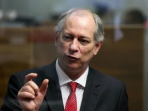 Ciro volta da Europa na sexta e aliados organizam recepção no aeroporto