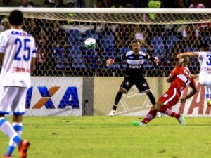 Cleyton define, e Paysandu cala a torcida do CRB no Estádio Rei Pelé