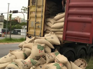 Cocaína pura é achada dentro de sacos de café na região do Porto de Santos, SP