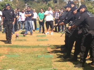 Colegas fazem homenagem durante enterro de policial civil assassinado