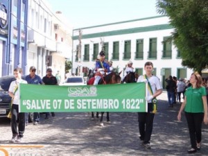 Colégio Santo Antônio encerrou Desfile Cívico pela manhã