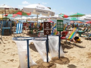 Coleta seletiva do Praia Limpa ajuda banhistas a separar lixo reciclável