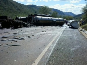 Colisão entre caminhão-pipa e carreta deixa três mortos