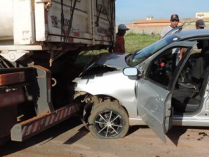 Colisão entre carro e carreta deixa um morto e dois feridos no oeste da Bahia