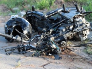 Colisão entre carro e moto mata motociclista