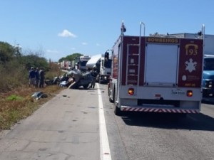 Colisão frontal entre carro e caminhão deixa três mortos na BR-116, no Ceará
