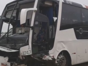 Colisão frontal entre ônibus e carro deixa quatro mortos em rodovia de SP