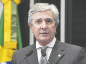 Collor entra com 4 representações contra Janot