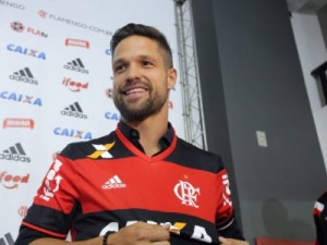 Com a 10 no Maraca, Diego é goleador e está invicto