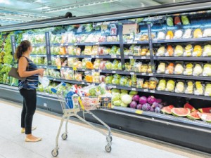 Com alta do dólar, alimentos e remédios vão pesar mais no bolso