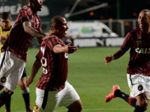 Com arbitragem polêmica, Furacão derrota o Galo no Independência