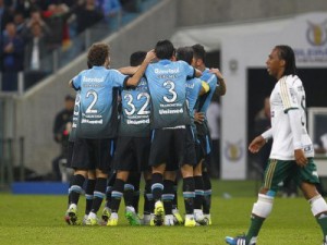 Com belo gol de Maicon, Grêmio vence na estreia de técnico no Verdão