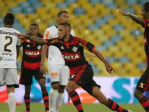 Com boa atuação de Paulinho, Flamengo bate Volta Redonda