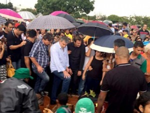 Com chuva de pétalas, corpo do cantor Chico Rey é sepultado no DF