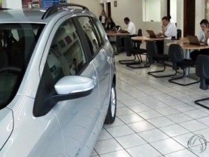 Com crise, carros têm desconto de até R$ 9 mil e parcela 'paga' por marca